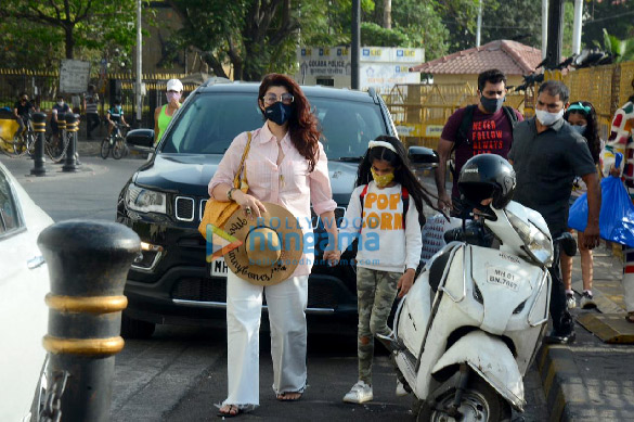 photos twinkle khanna snapped with her daughter nitara kumar at gateway of india 3