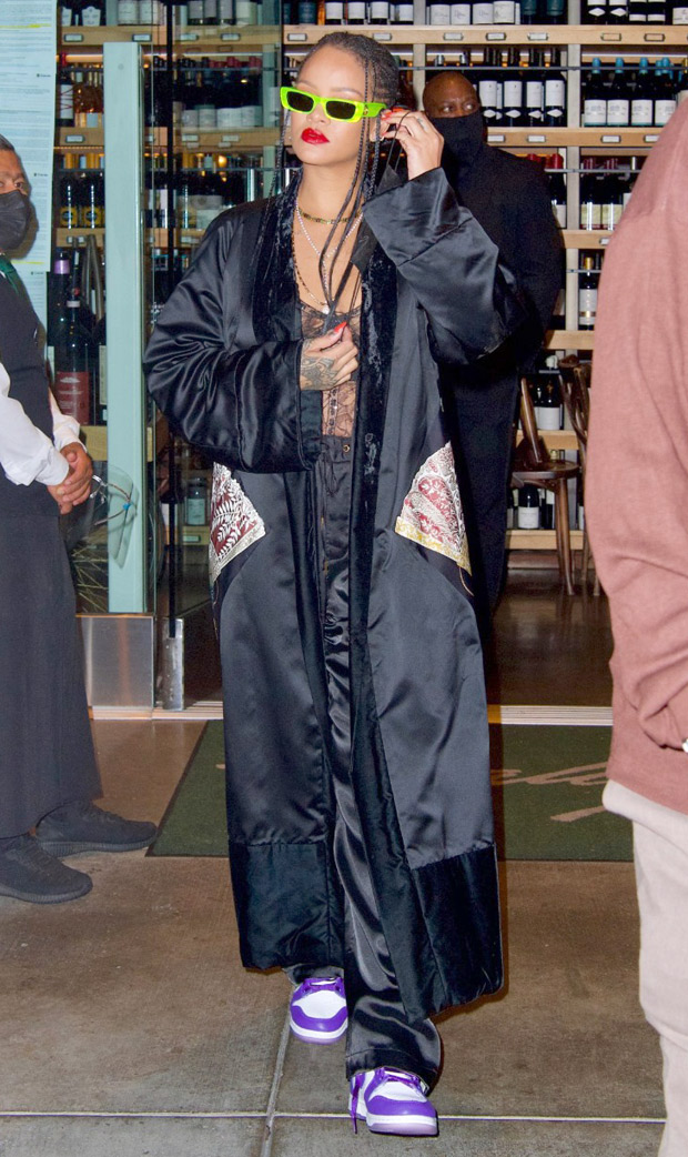 cortar a tajos probable Leyes y regulaciones Rihanna grabs attention in lacy sheer top, kimono and Nike Air Jordans  worth over Rs. 18,000 : Bollywood News - Bollywood Hungama