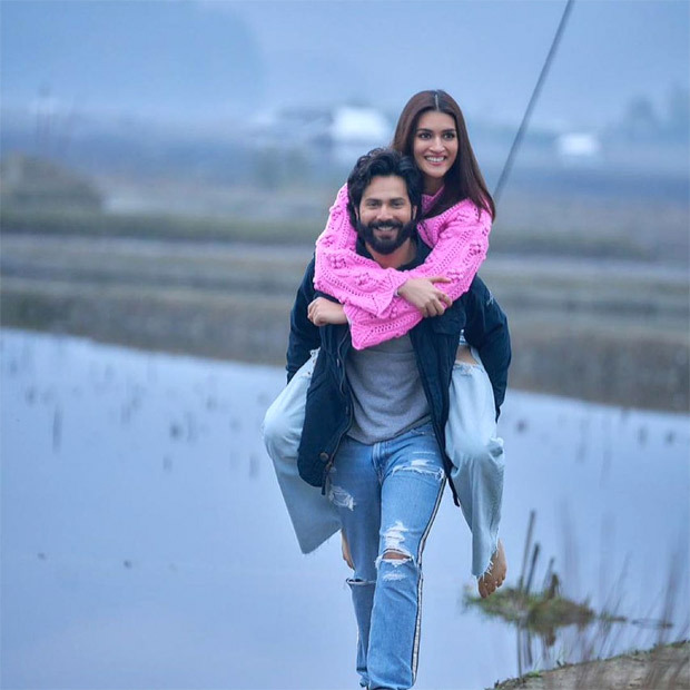 Varun Dhawan gives piggyback ride to Kriti Sanon as she wraps Arunachal Pradesh schedule of Bhediya Varun Dhawan gives piggyback ride to Kriti Sanon as she wraps Arunachal Pradesh schedule of Bhediya