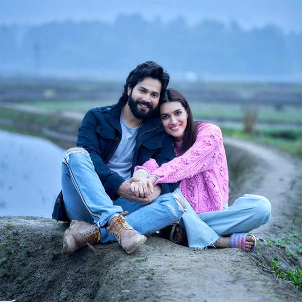 Varun Dhawan gives piggyback ride to Kriti Sanon as she wraps Arunachal Pradesh schedule of Bhediya Varun Dhawan gives piggyback ride to Kriti Sanon as she wraps Arunachal Pradesh schedule of Bhediya