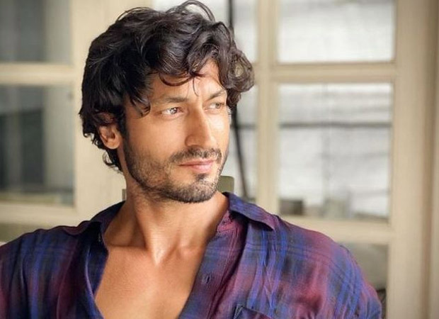 Vidyut Jammwal gifts his jacket worth Rs 40,000 to a photographer; watch