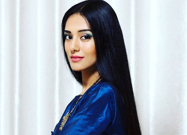 Amrita Rao shares a BTS picture from the sets of Masti as the film completed 17 years