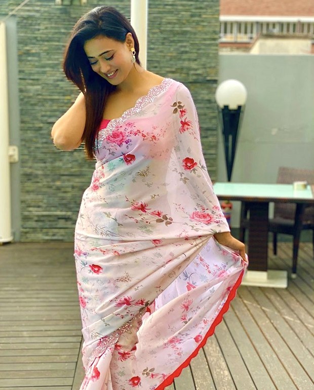 Khatron Ke Khiladi 11 star Shweta Tiwari stuns floral pink and white saree in Cape Town