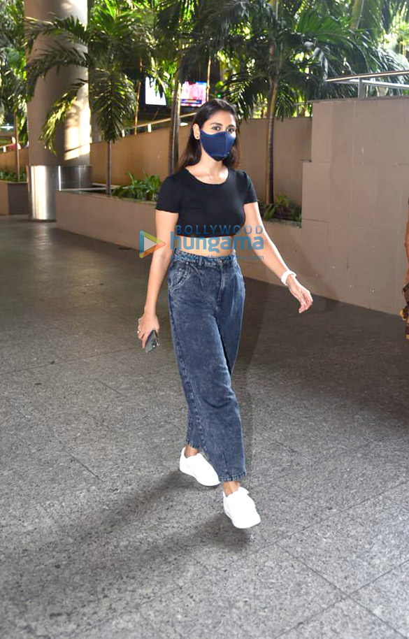 photos actor nikita dutta spotted at the airport 3