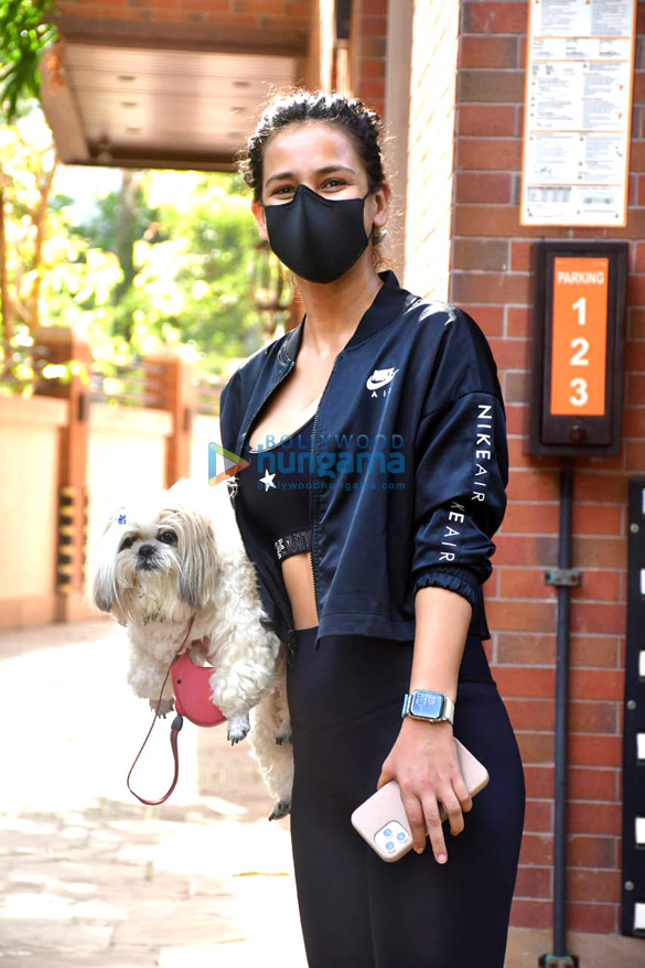 photos aisha sharma spotted in bandra 3 4