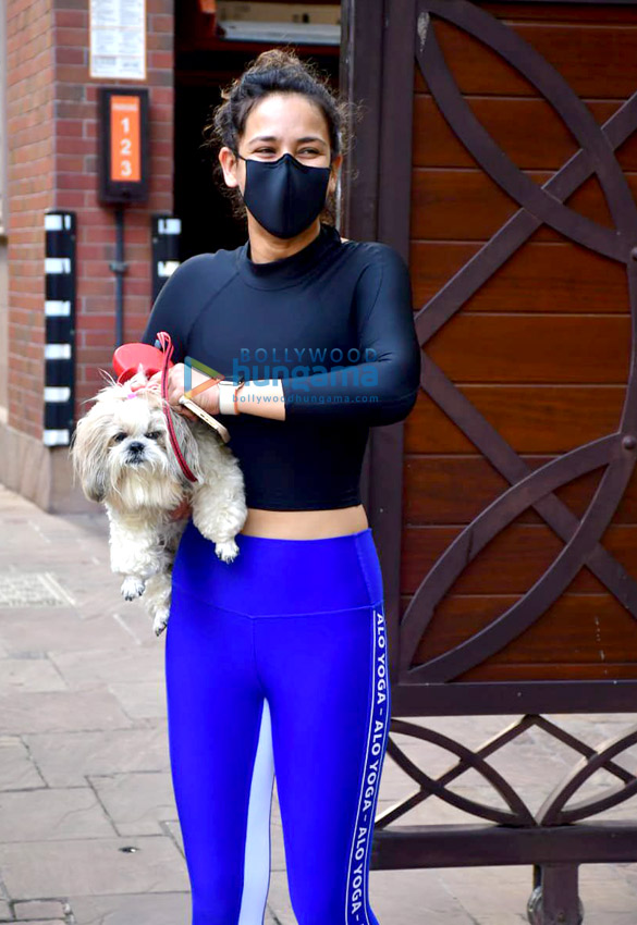 photos aisha sharma spotted in bandra 3 5