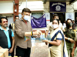 Photos: Anu Malik, Ekta Jain and Kailash Masoom snapped distributing hand sanitisers to Mumbai Police