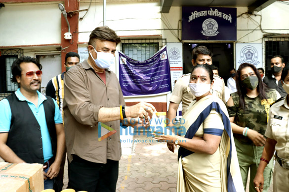 Photos: Anu Malik, Ekta Jain and Kailash Masoom snapped distributing hand sanitisers to Mumbai Police