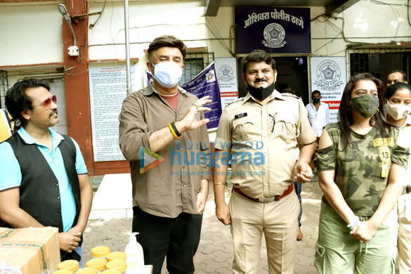 photos anu malik ekta jain and kailash masoom snapped distributing hand sanitisers to mumbai police 2