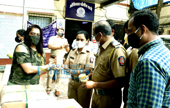 photos anu malik ekta jain and kailash masoom snapped distributing hand sanitisers to mumbai police 4