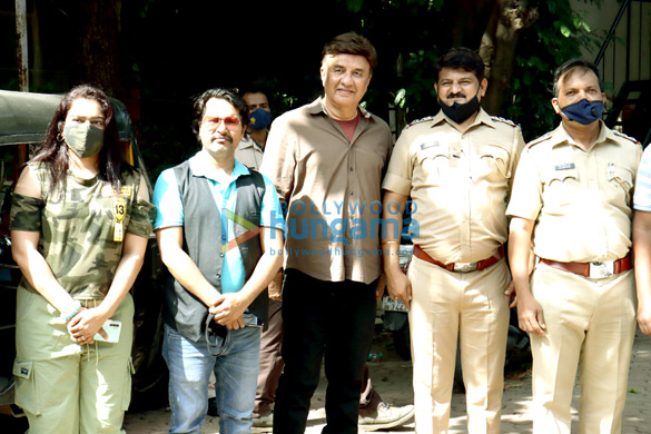 photos anu malik ekta jain and kailash masoom snapped distributing hand sanitisers to mumbai police 5