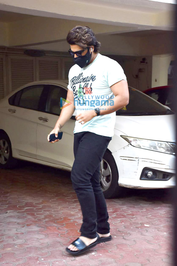 photos arjun kapoor snapped in juhu 2 3