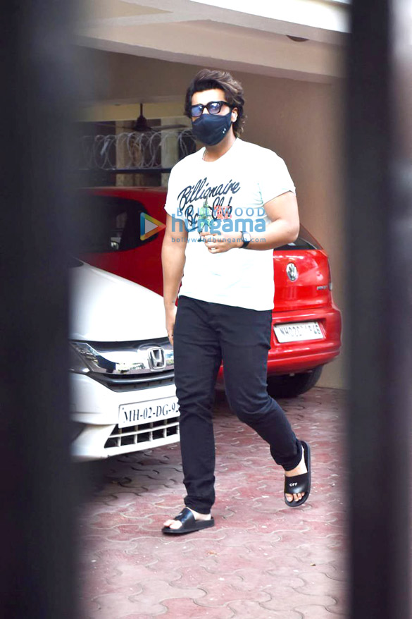 photos arjun kapoor snapped in juhu 4