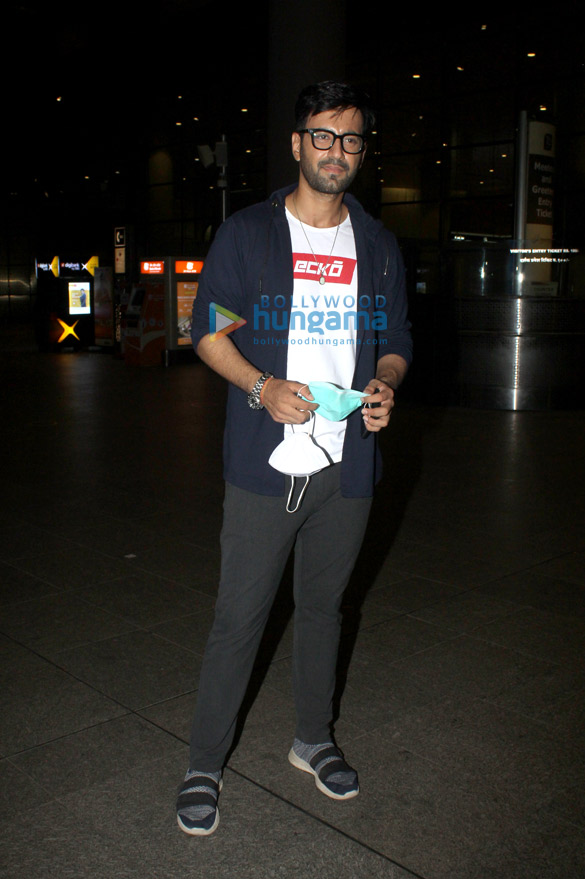 photos erica fernandes and karanvir sharma snapped at the airport 4
