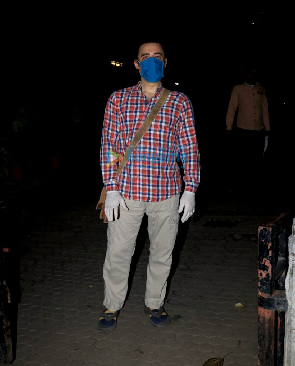 photos faisal khan snapped at a clinic in bandra 3