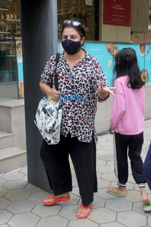 photos farah khan spotted at foodhall in santacruz 2