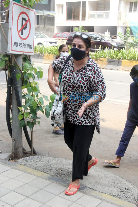 photos farah khan spotted at foodhall in santacruz 3