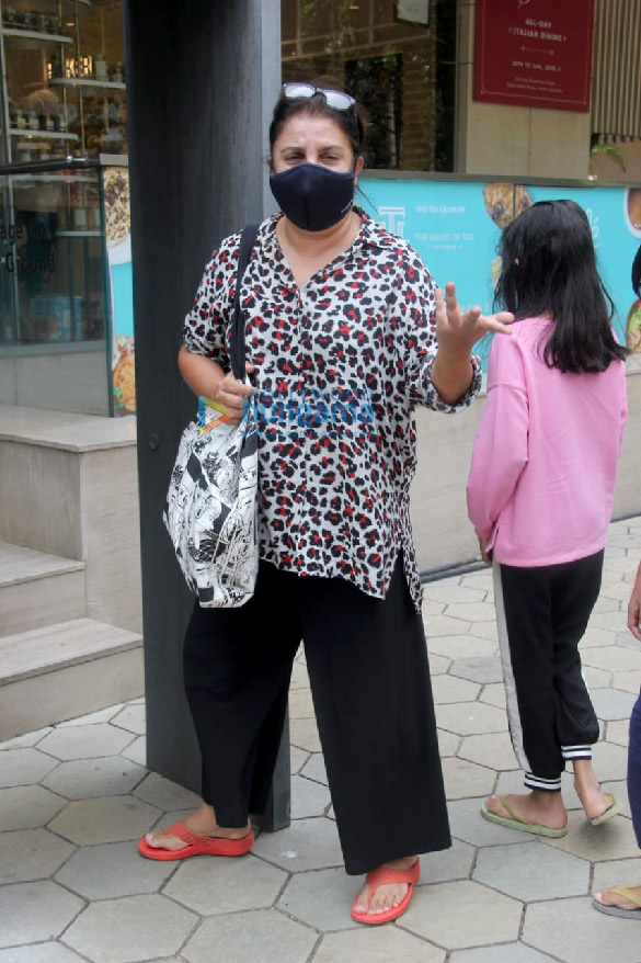 photos farah khan spotted at foodhall in santacruz 4