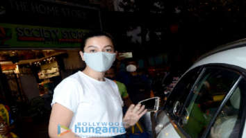 Photos: Gauahar Khan and Vivek Dhaiya snapped at Lokhandwala market