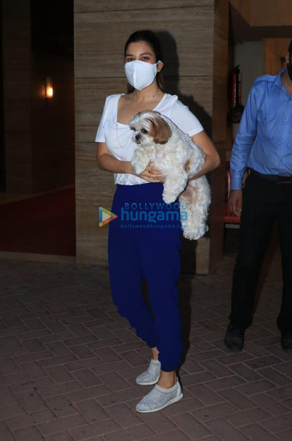 photos giorgia andriani and sophie choudry snapped in bandra 5