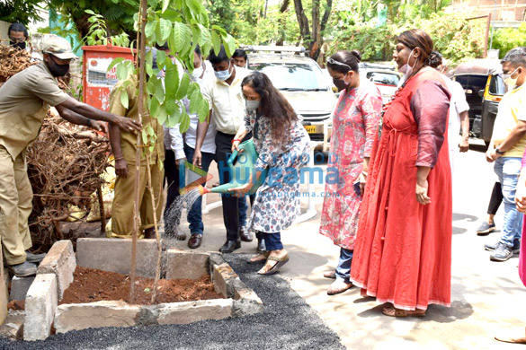 photos hema malini and esha deol snapped at an event in mumbai 3