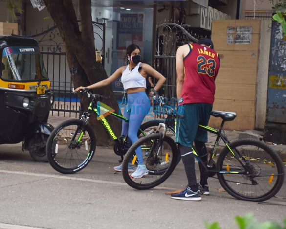 photos janhvi kapoor and khushi kapoor snapped cycling in lokhandwala 1 2