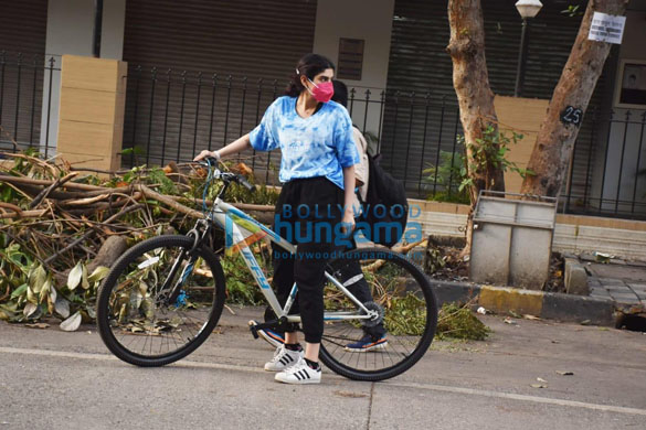 photos janhvi kapoor and khushi kapoor snapped cycling in lokhandwala 2 2