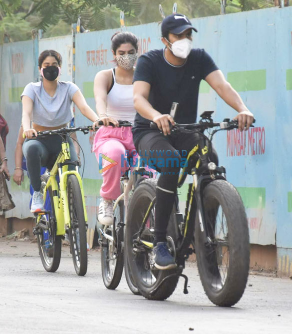 Photos: Janhvi Kapoor and Khushi Kapoor snapped cycling in Lokhandwala Photos: Janhvi Kapoor and Khushi Kapoor snapped cycling in Lokhandwala