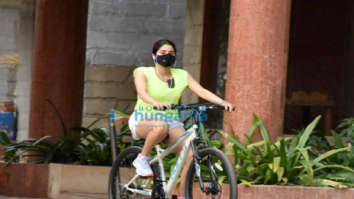 Photos: Janhvi Kapoor and Khushi Kapoor snapped cycling in Lokhandwala