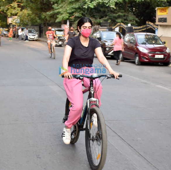 photos janhvi kapoor and khushi kapoor snapped cycling in lokhandwala 4