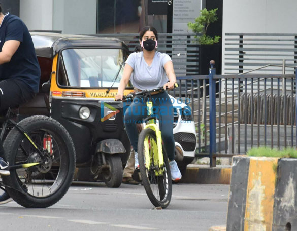 photos janhvi kapoor and khushi kapoor snapped cycling in lokhandwala 5 3