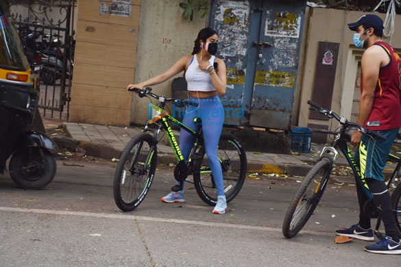 photos janhvi kapoor and khushi kapoor snapped cycling in lokhandwala 6 2