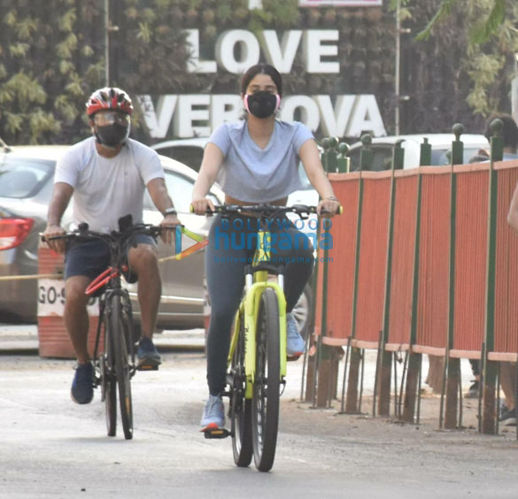 photos janhvi kapoor and khushi kapoor snapped cycling in lokhandwala 6 3