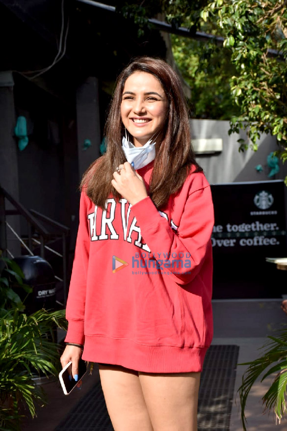 Photos: Jasmin Bhasin snapped at a cafe in Juhu Photos: Jasmin Bhasin snapped at a cafe in Juhu