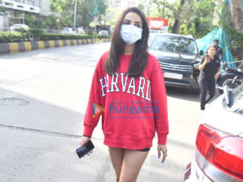 Photos: Jasmin Bhasin snapped at a cafe in Juhu