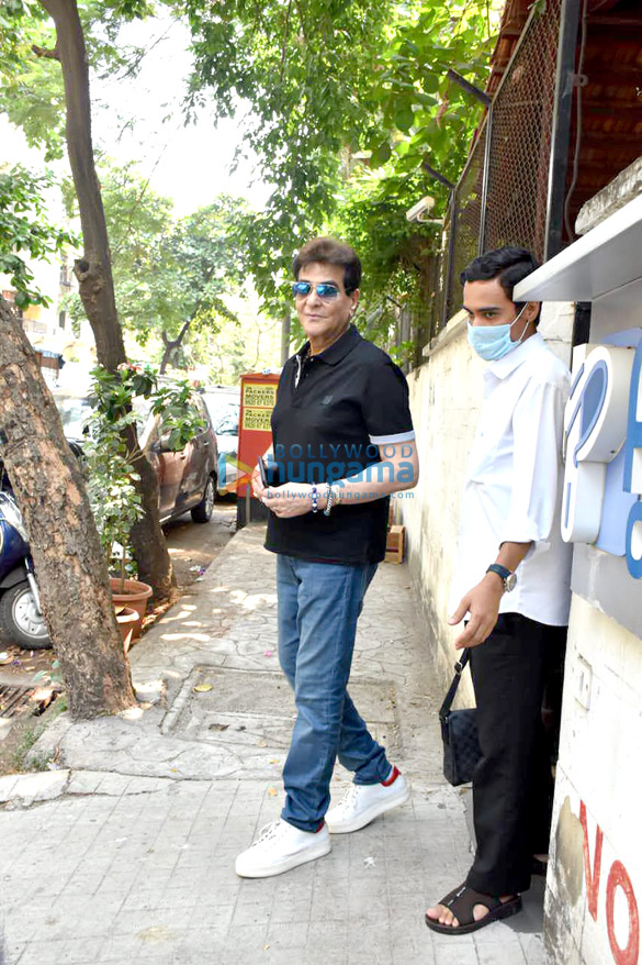 photos jeetendra snapped at clinic in juhu 1