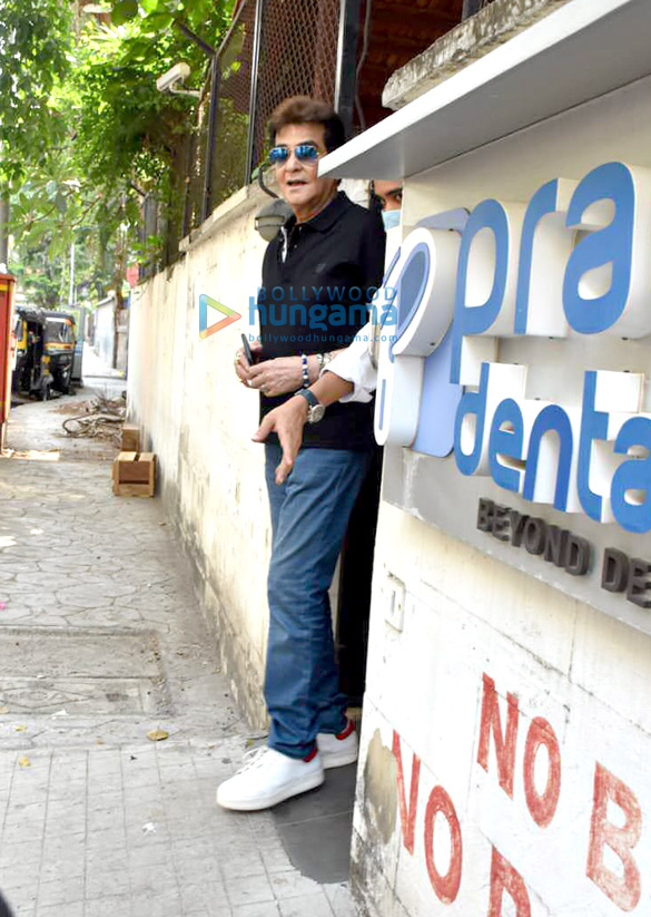 photos jeetendra snapped at clinic in juhu 3