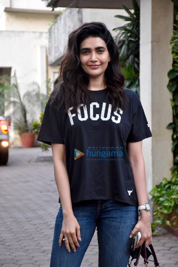 photos karishma tanna snapped in juhu 1 2