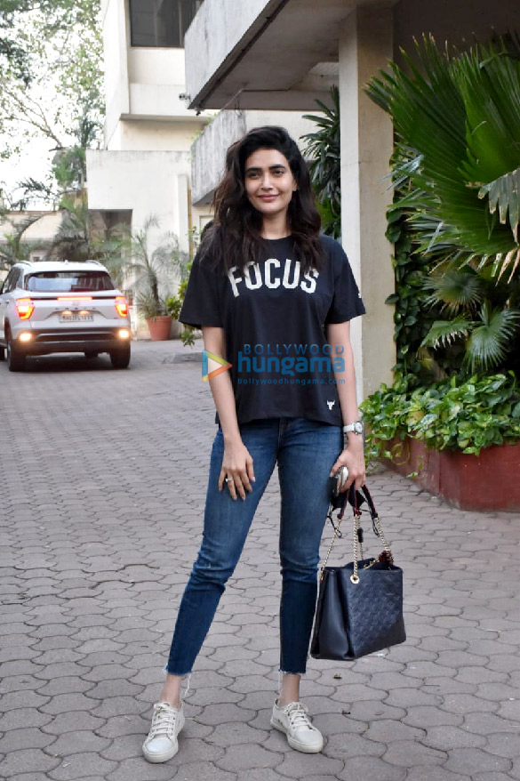photos karishma tanna snapped in juhu 2 2