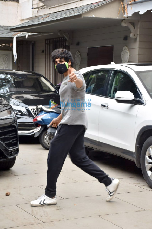 photos kartik aaryan spotted at murad khetanis house in juhu 2