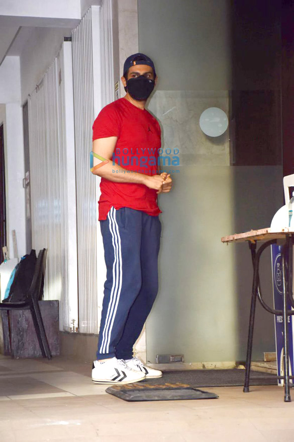 photos kartik aaryan spotted at nanavati hospital post vaccination 2
