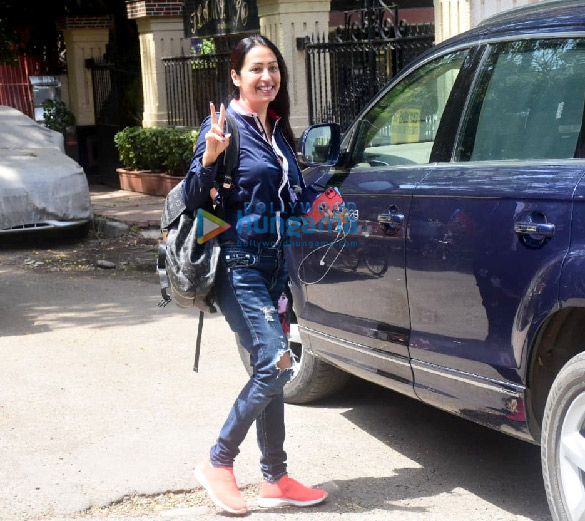 photos kashmera shah spotted in bandra 2