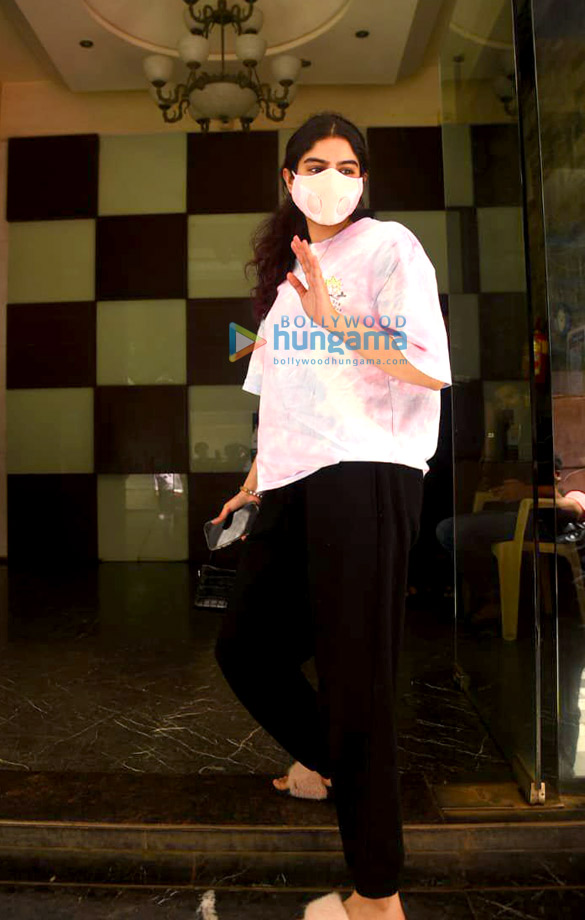 photos khushi kapoor snapped at a clinic in bandra 2
