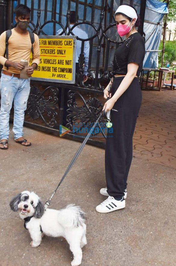 photos khushi kapoor snapped with her dog in lokhandwala 4