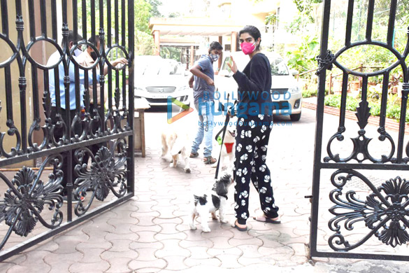 photos khushi kapoor snapped with her pet in lokhandwala 1 2