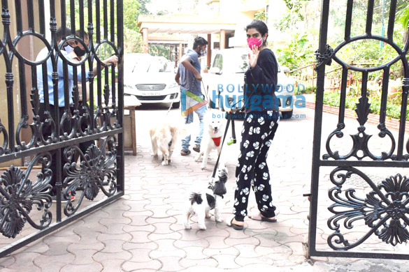 Photos Khushi Kapoor snapped with her pet in Lokhandwala (4)