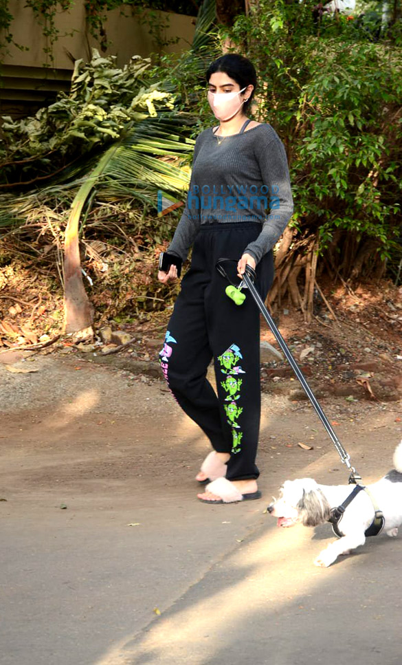 photos khushi kapoor snapped with her pet in lokhandwala 4 3