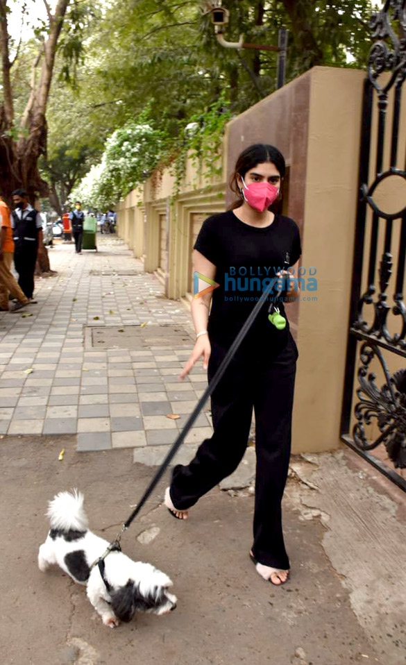 photos khushi kapoor snapped with her pet in lokhandwala 5