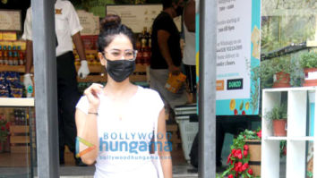 Photos: Kim Sharma spotted outside Foodhall in Santacruz