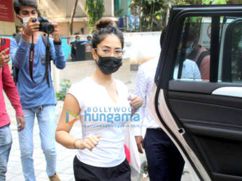 Photos: Kim Sharma spotted outside Foodhall in Santacruz